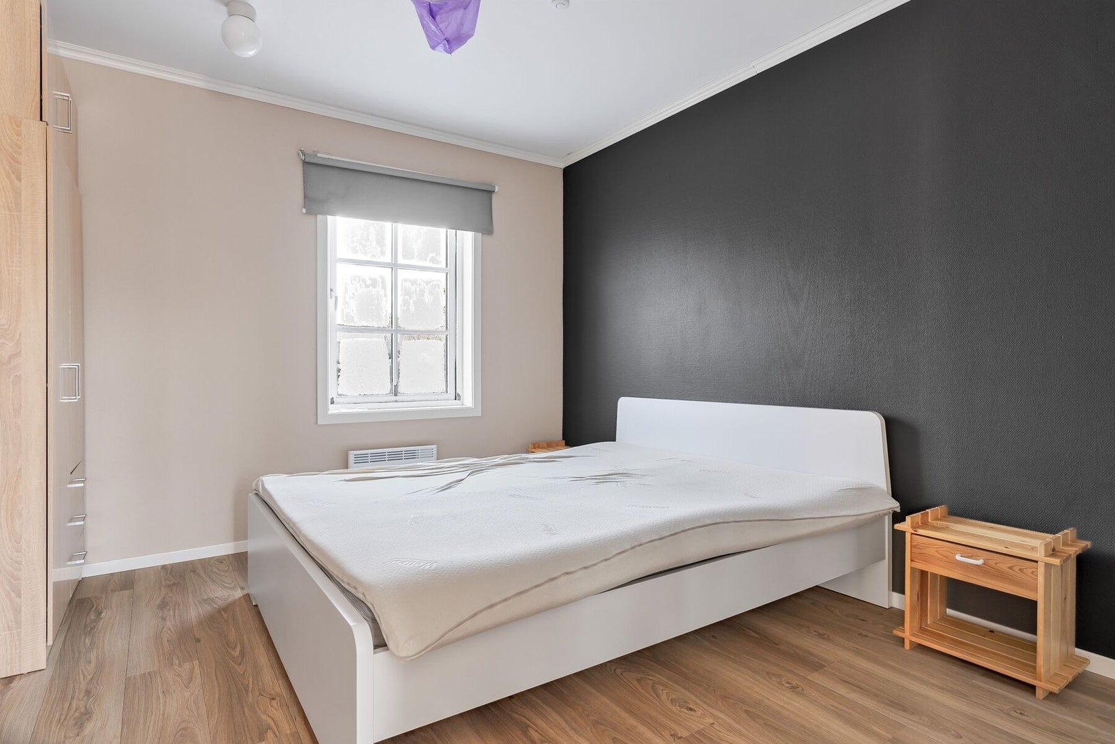 Soverommet har plass til både dobbeltseng, nattbord og garderobe Galleribilde