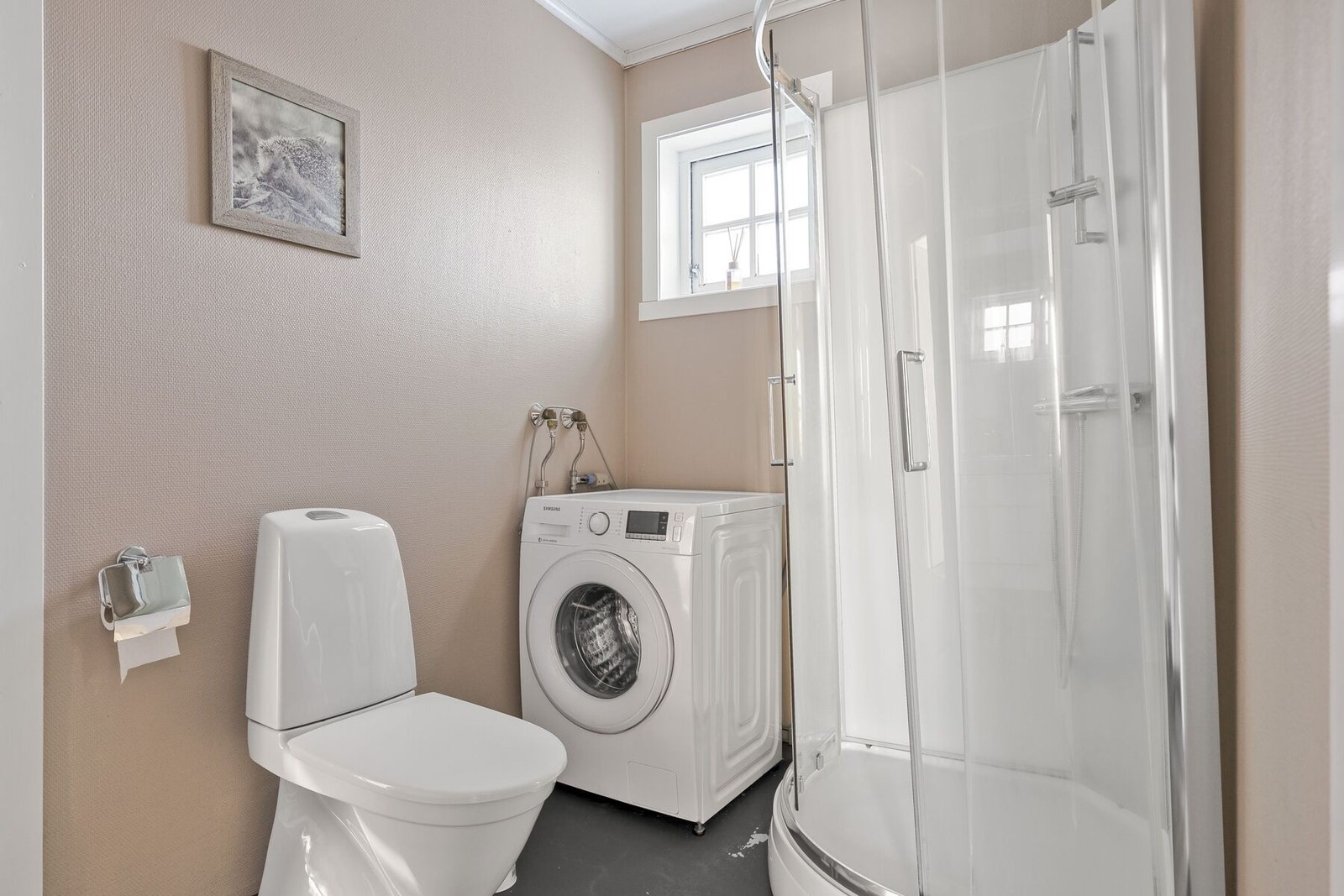 Badet/vaskerommet er på ca. 6 kvm. og har adkomst både fra gang og soverom Galleribilde