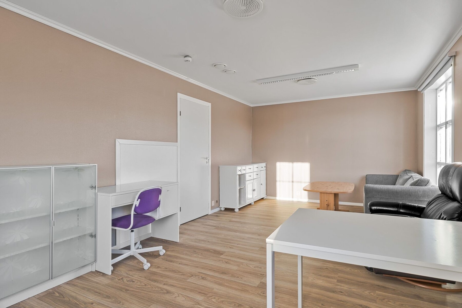 Åpen stue-/kjøkkenløsning på ca. 25 kvm. Galleribilde