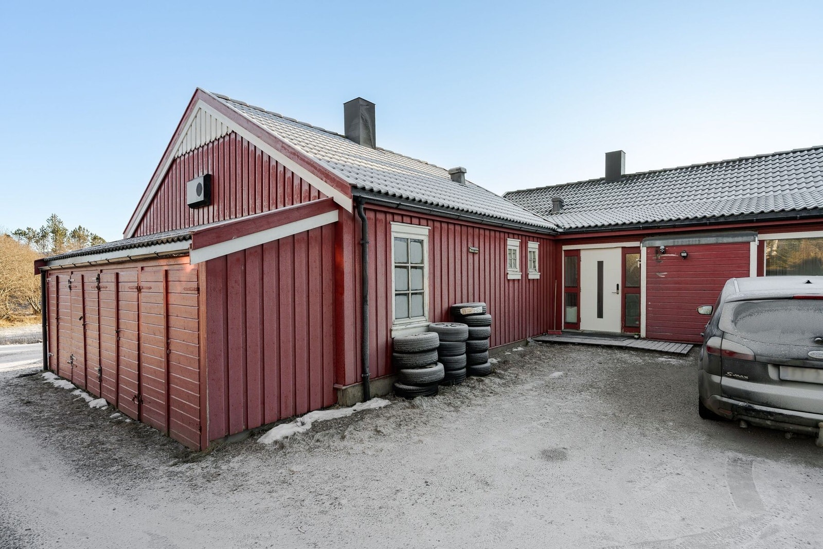 Rekkehuset ble oppført i 1991 og har et bruksareal på 56 kvm. med alt på ett plan. Galleribilde