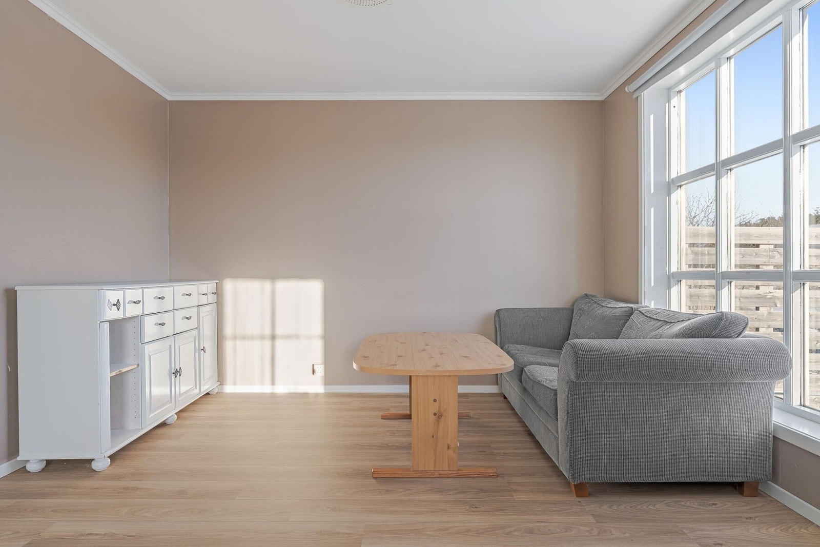 Her har man blant annet plass til sofagruppe, TV og lite spisebord Galleribilde