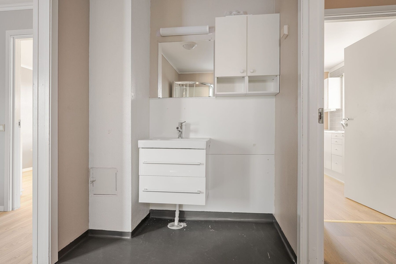 Bad/vaskerom er utstyrt med baderomsinnredning, dusjkabinett, toalett og opplegg for vaskemaskin Galleribilde