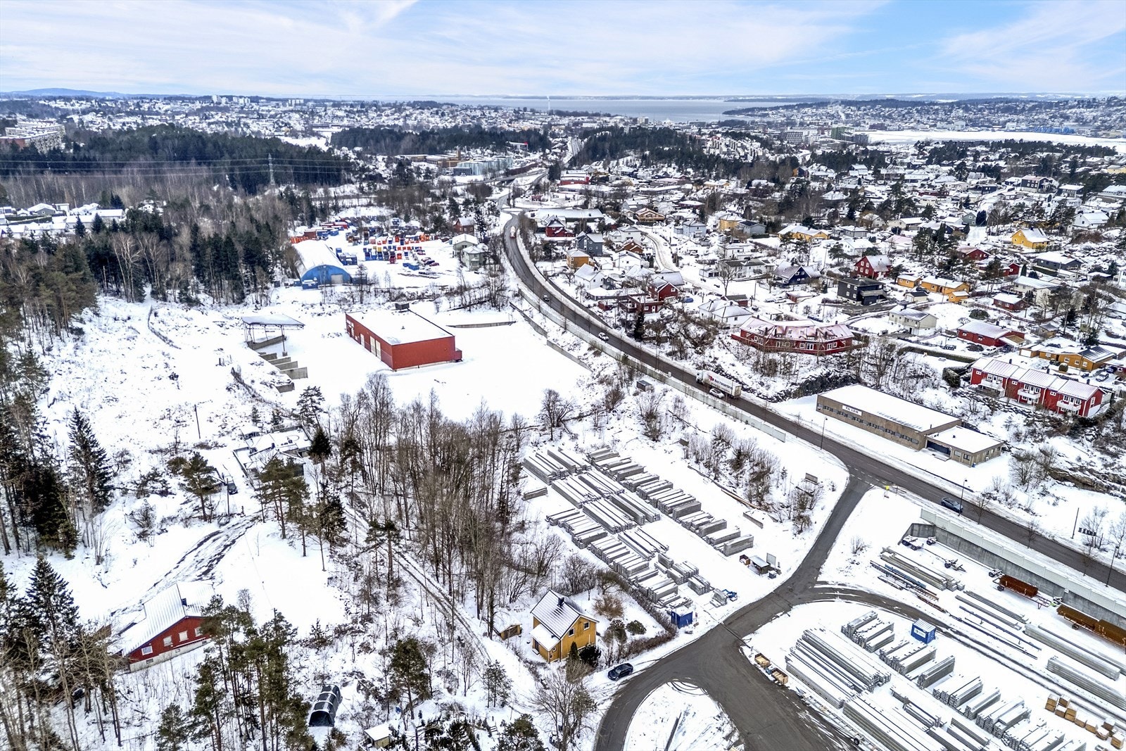 Dronefoto over labolaget- Oslofjorden sees i horisonten Galleribilde