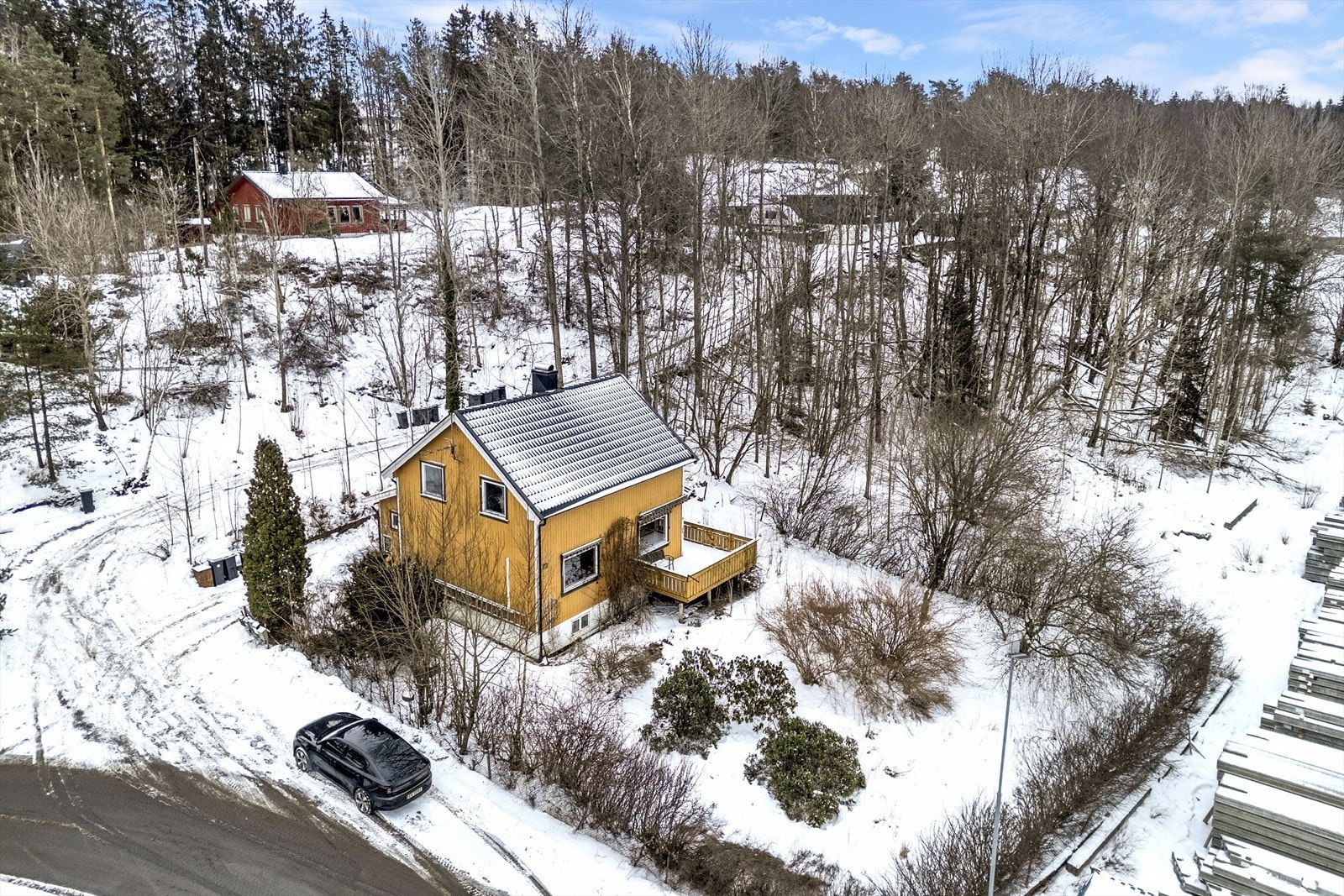 Boligen har veranda og hage Galleribilde