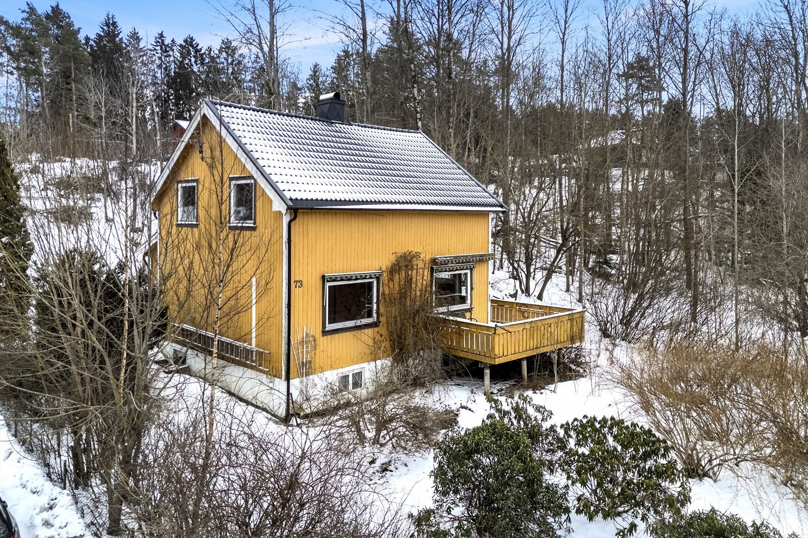 Enebolig med garasje og hage Galleribilde