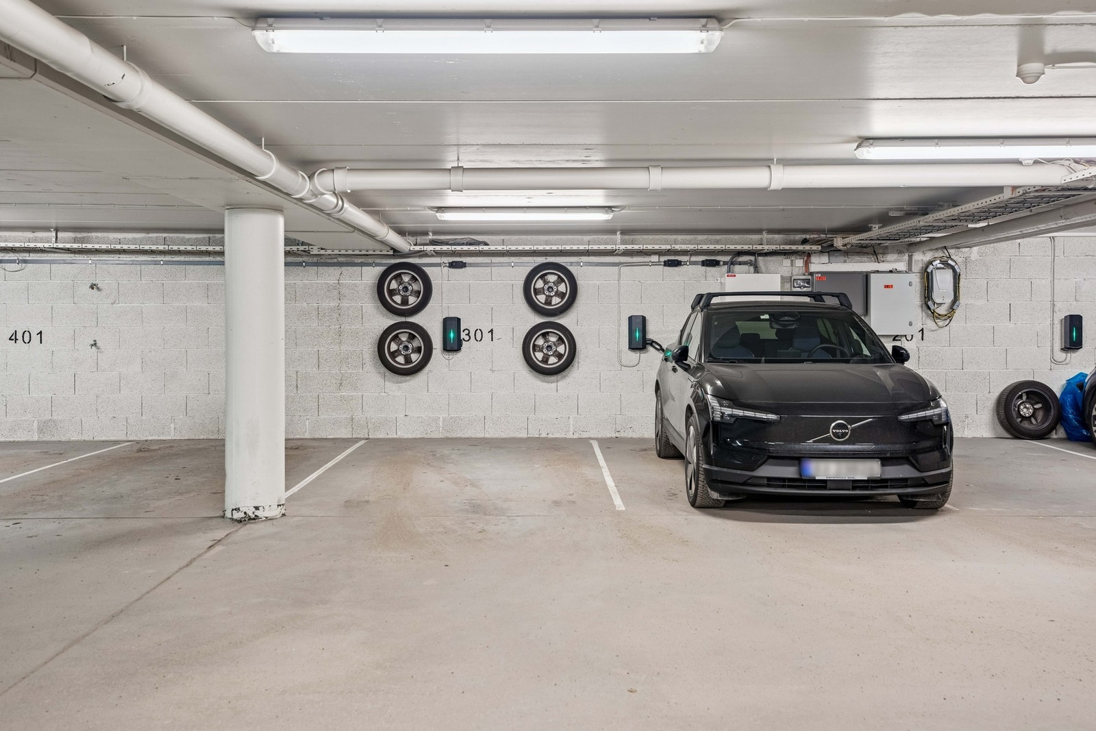 Leiligheter disponerer 1 parkeringsplass i garasje. Galleribilde