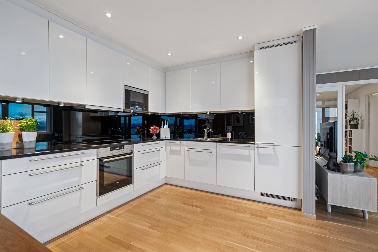 Kjøkken fra HTH med skap med glatte fronter og benkeplate i stein. Galleribilde