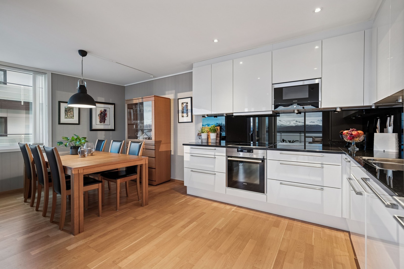 Det er godt med både skap- og benkeplass. Galleribilde