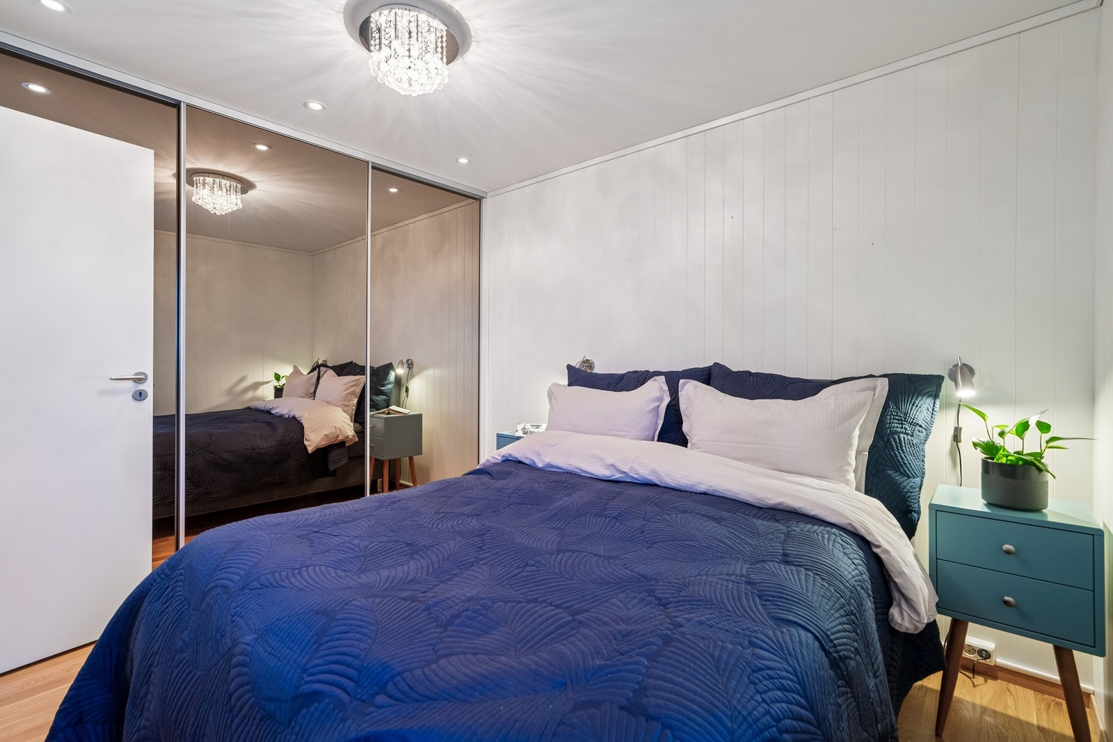 Hovedsoverom med god plass til dobbeltseng og romslig garderobeskap. Galleribilde