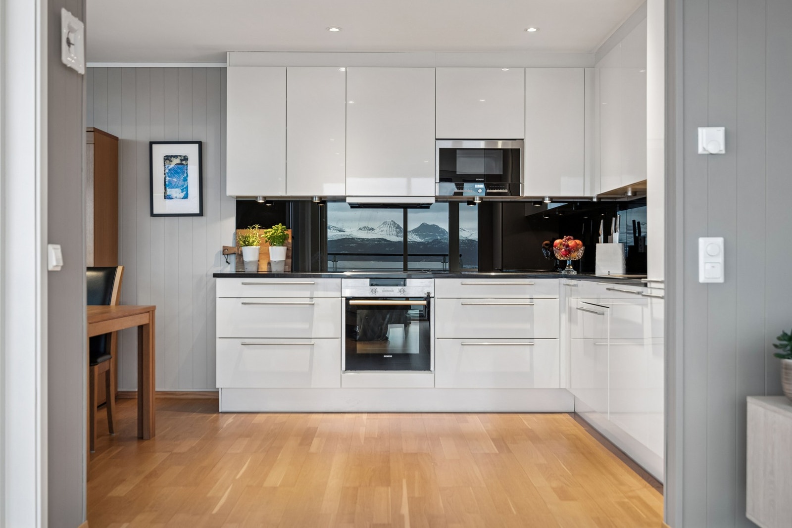 Det er integrerte hvitevarer som stekeovn, platetopp, oppvaskmaskin, mikrobølgeovn, og kjøl-/fryseskap. Galleribilde