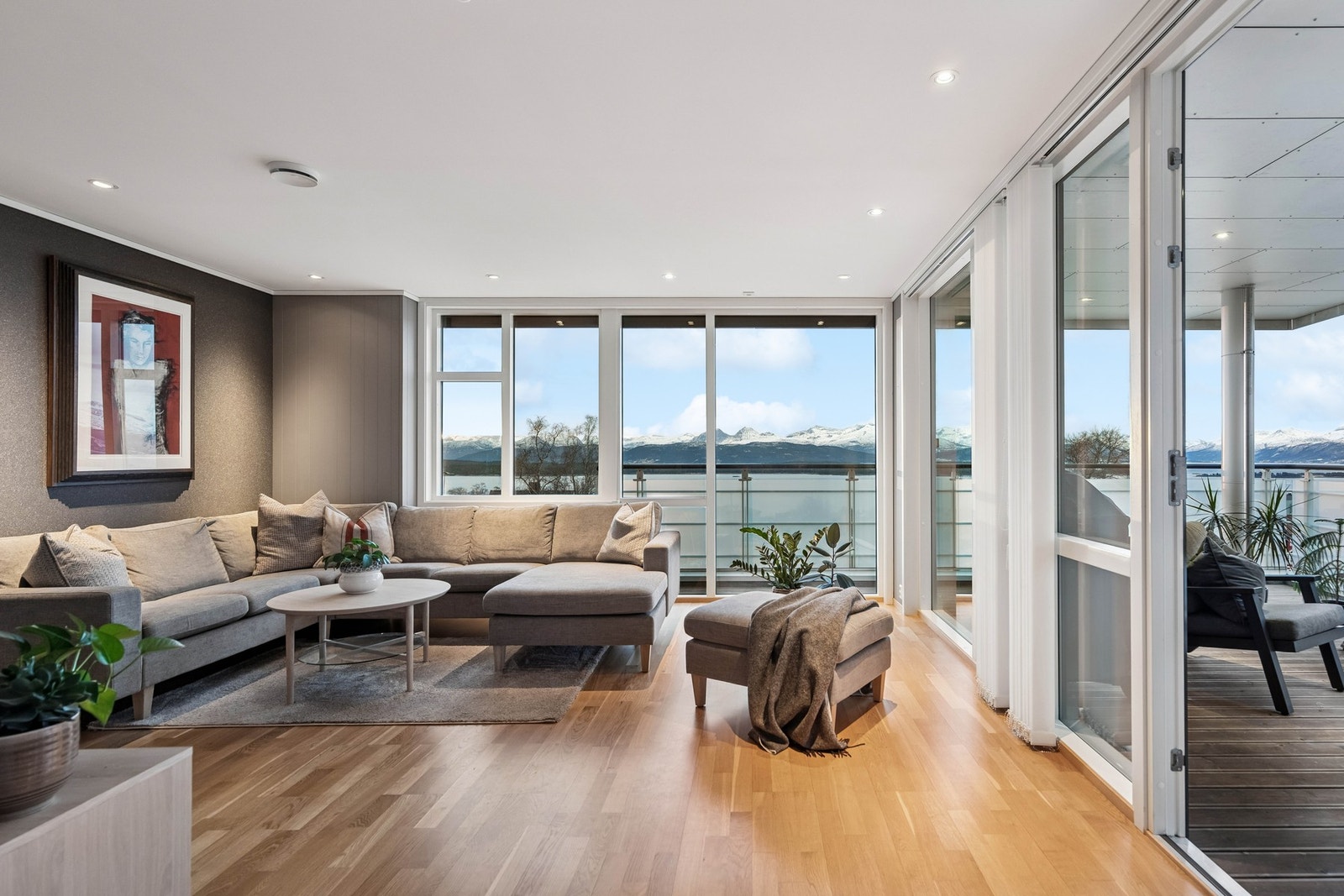 Store vindusflater slipper inn mye naturlig lys. Galleribilde