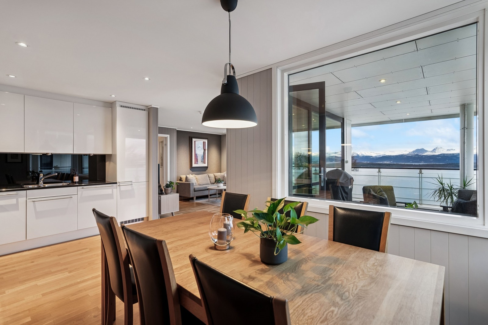 Kjøkken og spisestue Galleribilde