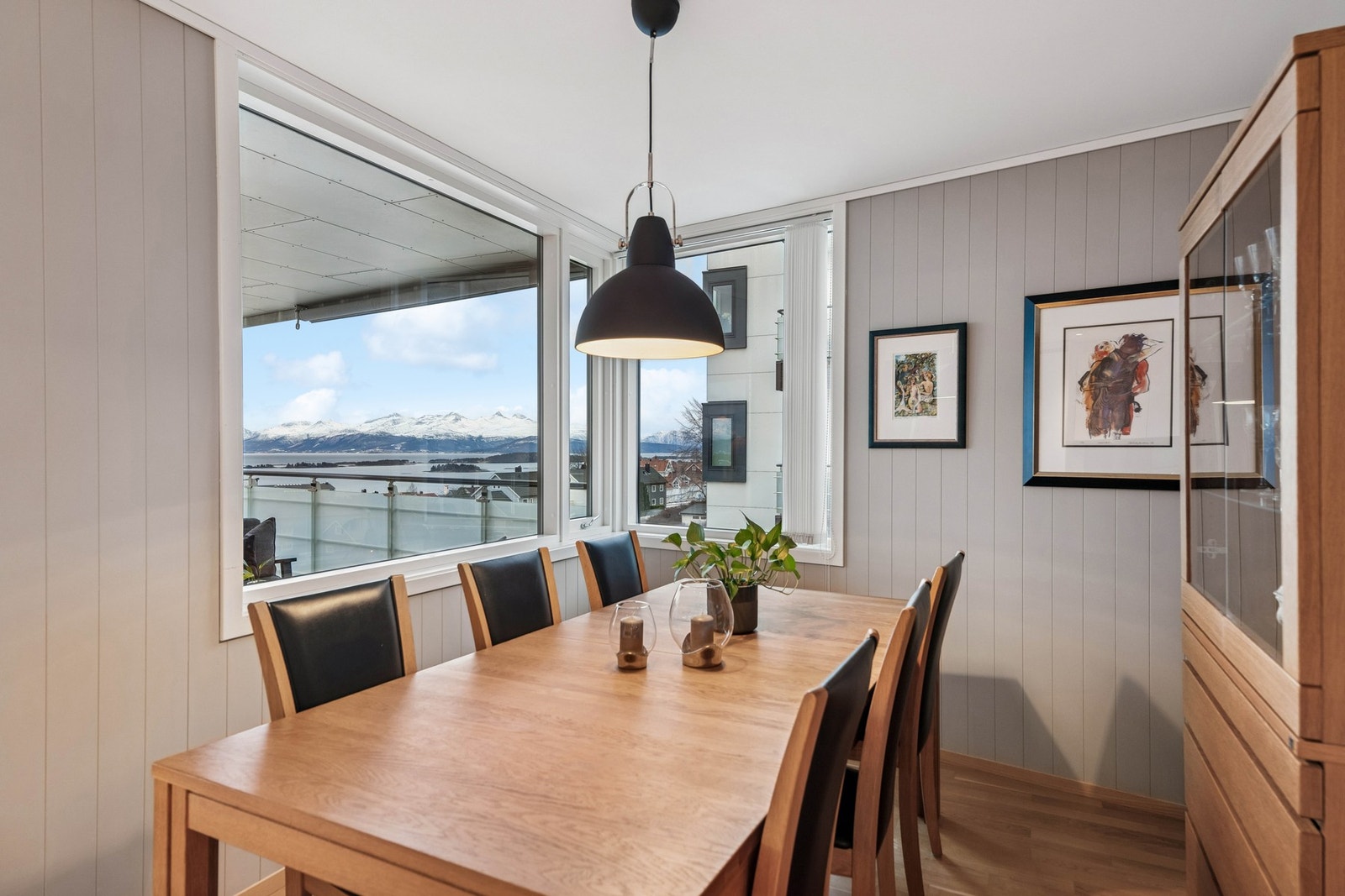 Naturlig sone for spisegruppe ved kjøkkenet. Galleribilde