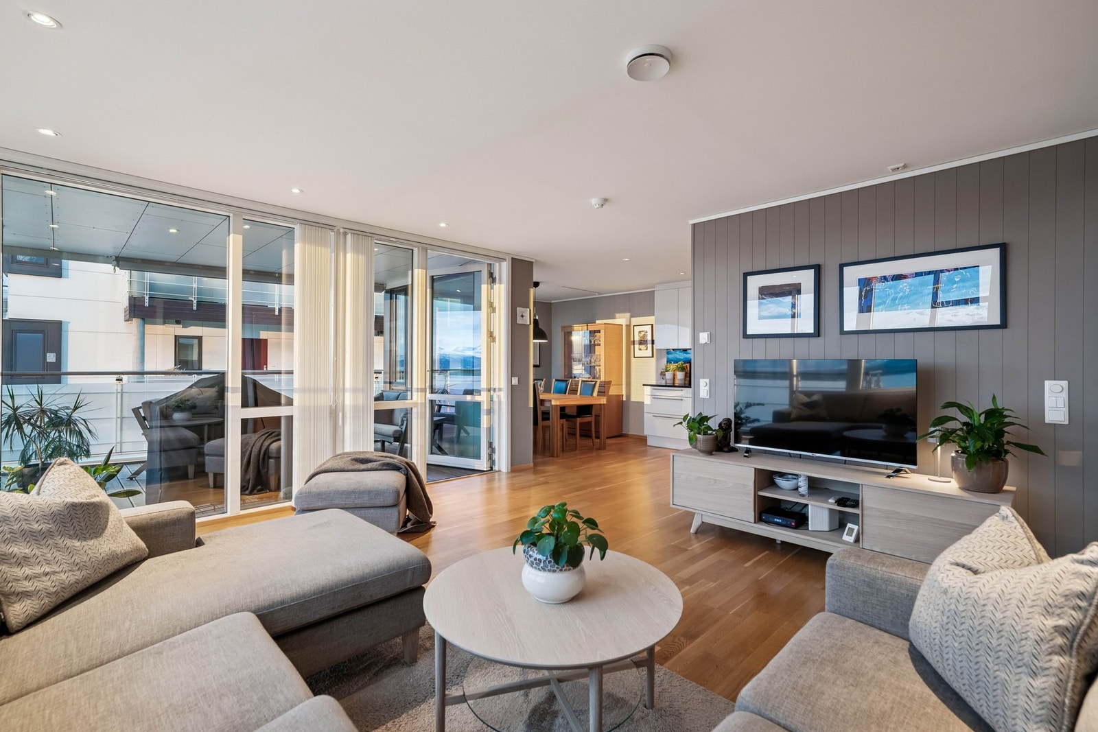 Naturlige soner i stue. Galleribilde