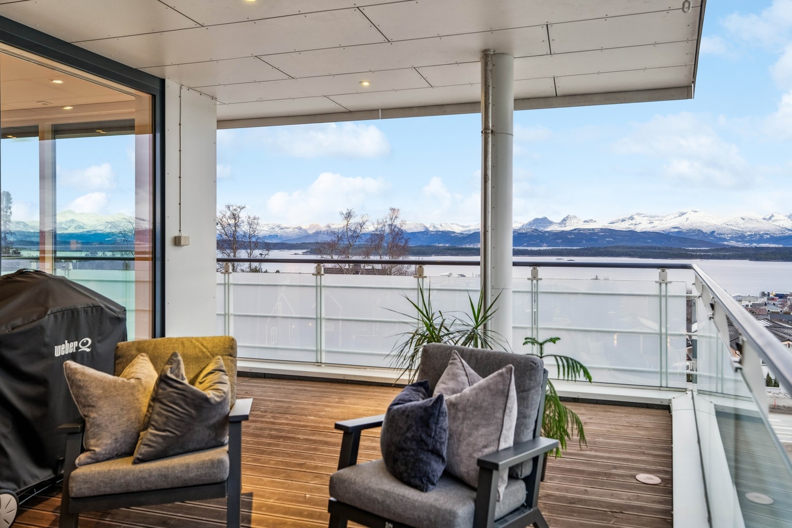 Leiligheten har en overbygd balkong på ca. 17 m² med utgang fra stuen. Galleribilde