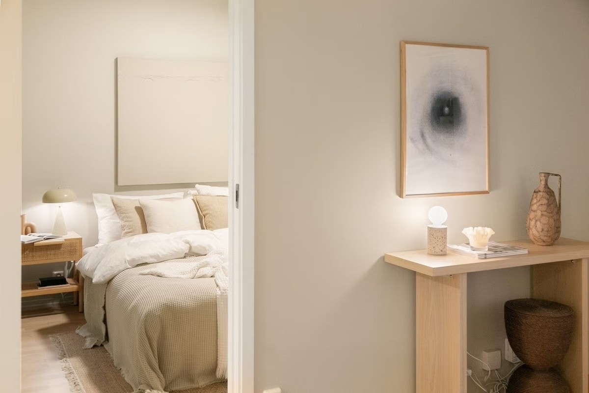 Romslig og innbydende soverom Galleribilde