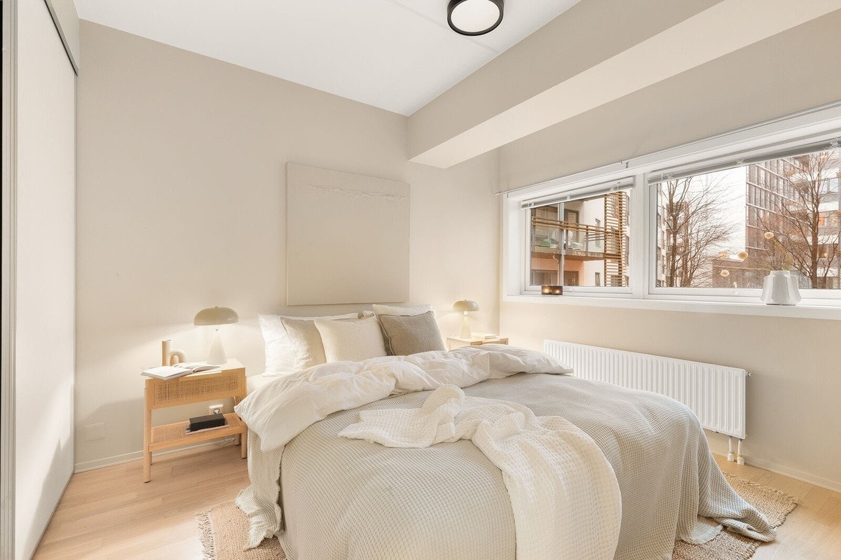 God plass til stor dobbeltseng, nattbord og annet ønsket møblement Galleribilde