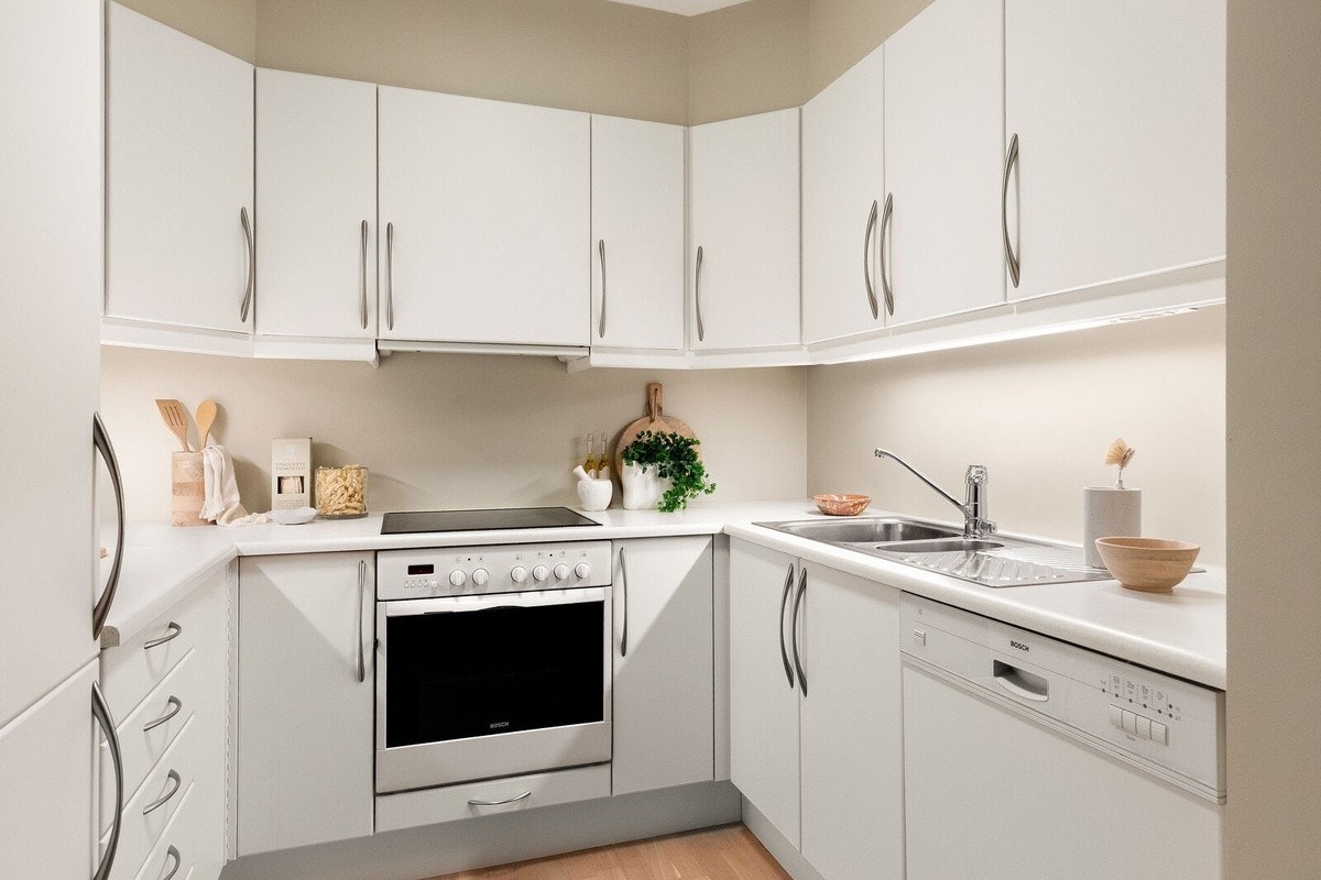 Praktisk kjøkken med integrerte hvitevarer og god skapplass Galleribilde