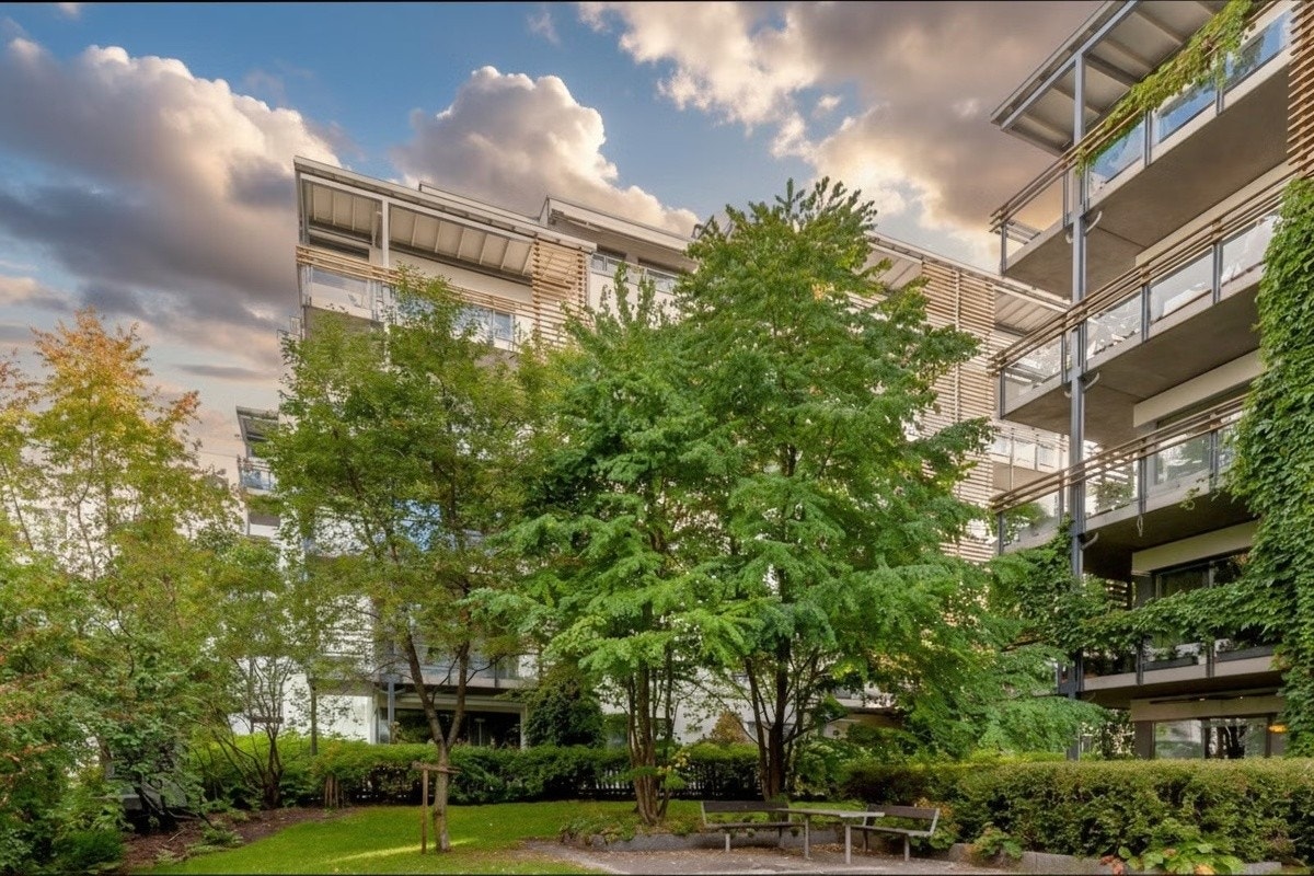 Samtidig bor man skjermet og tilbaketrukket til, omkranset av grøntarealer i vakkert og parkmessig opparbeidet indre gårdsrom Galleribilde