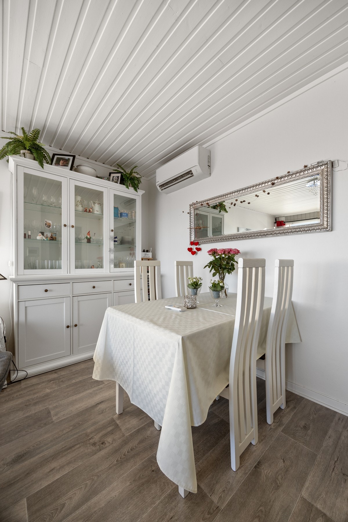 Det er god plass til sittegrupper i stuen Galleribilde