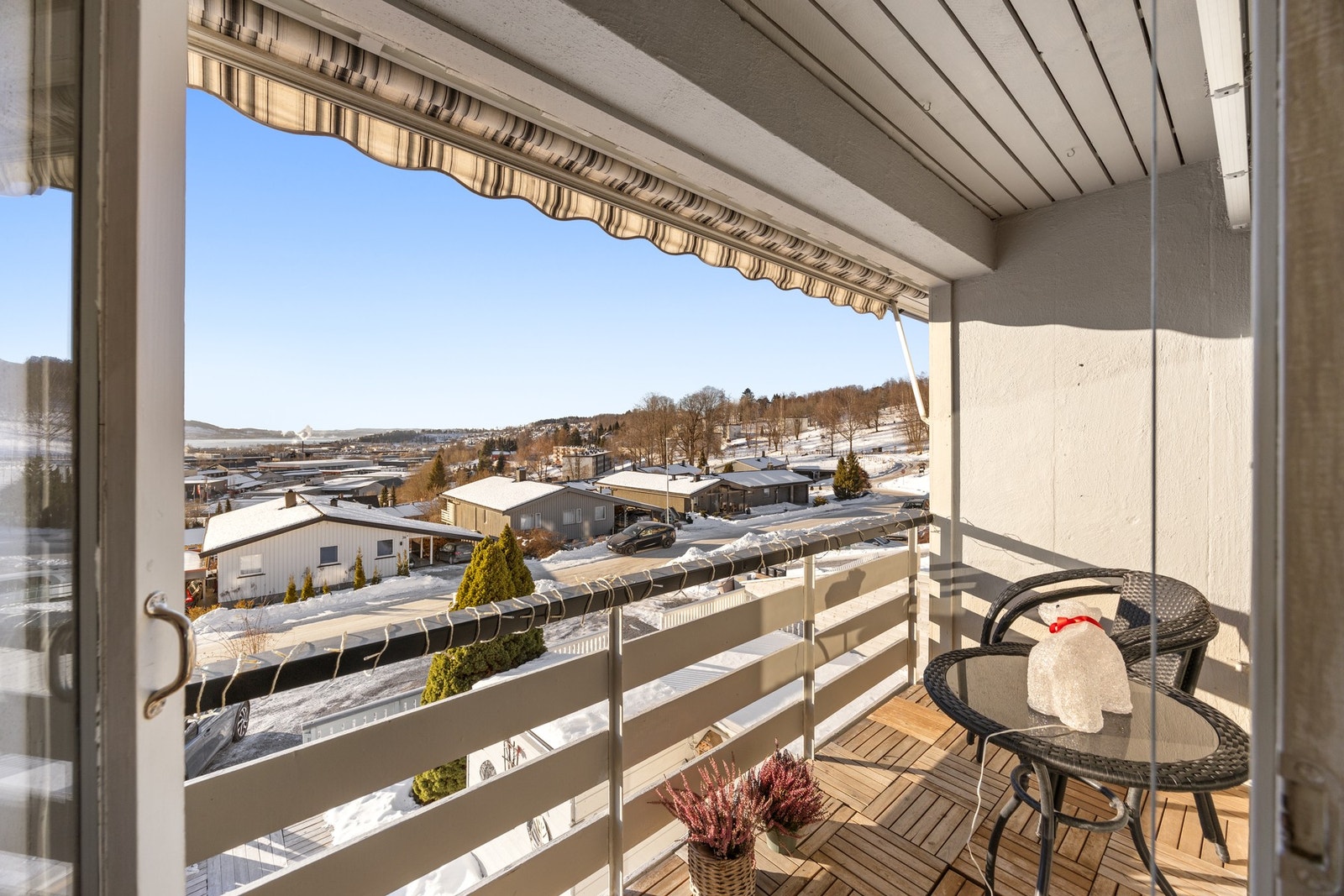 Fra stuen er det utgang til terrasse med gode sol- og utsiktsforhold! Terrassen måler ca 4 kvm. Galleribilde