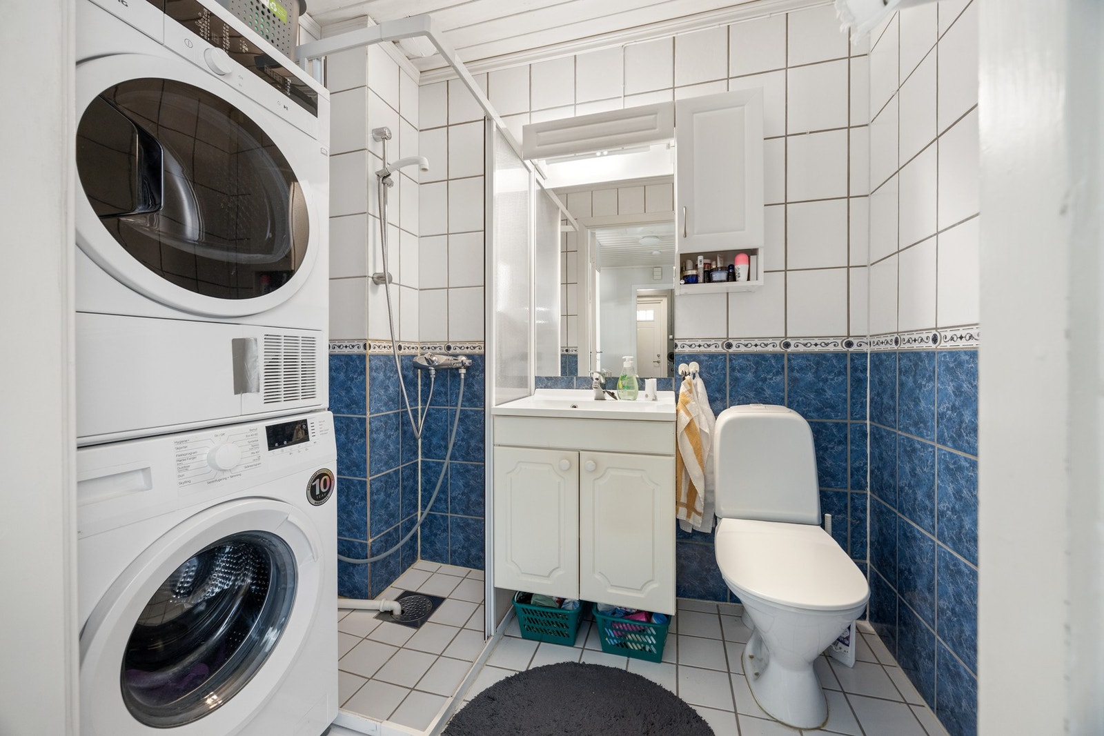 Bad - ca 3 kvm. FLislagte overflater med varme i gulv. Galleribilde