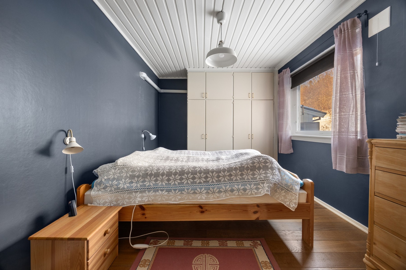 Soverom - ca 9 kvm. Det er god plass til skap, seng og nattbord. Galleribilde