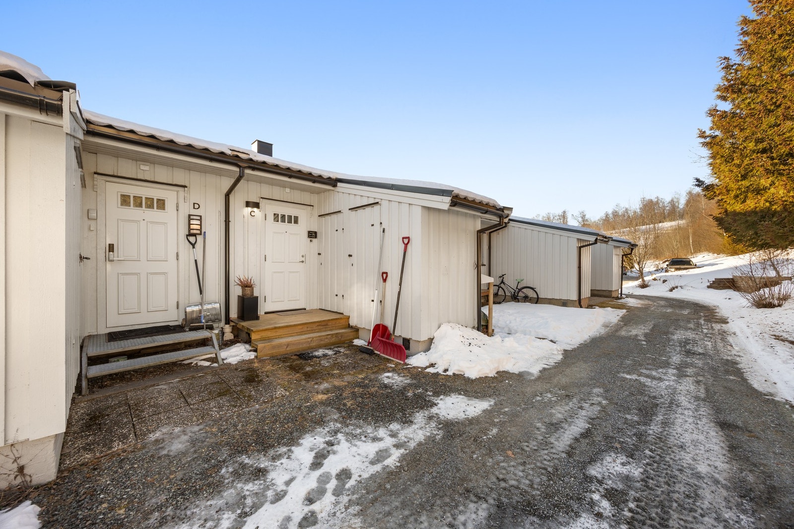 Inngangsparti med utvendig bod i tilknytning Galleribilde