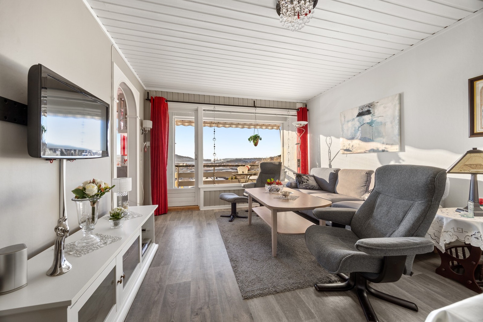 Det er gode dagslysforhold i stuen Galleribilde