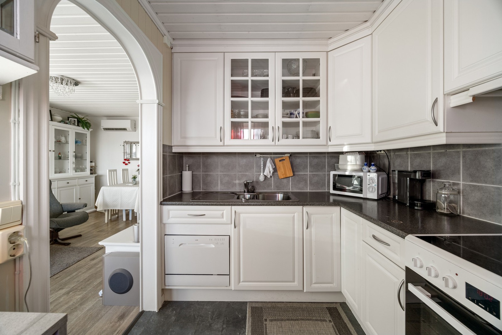 Pen innredning med avsatt plass for hvitevarer Galleribilde