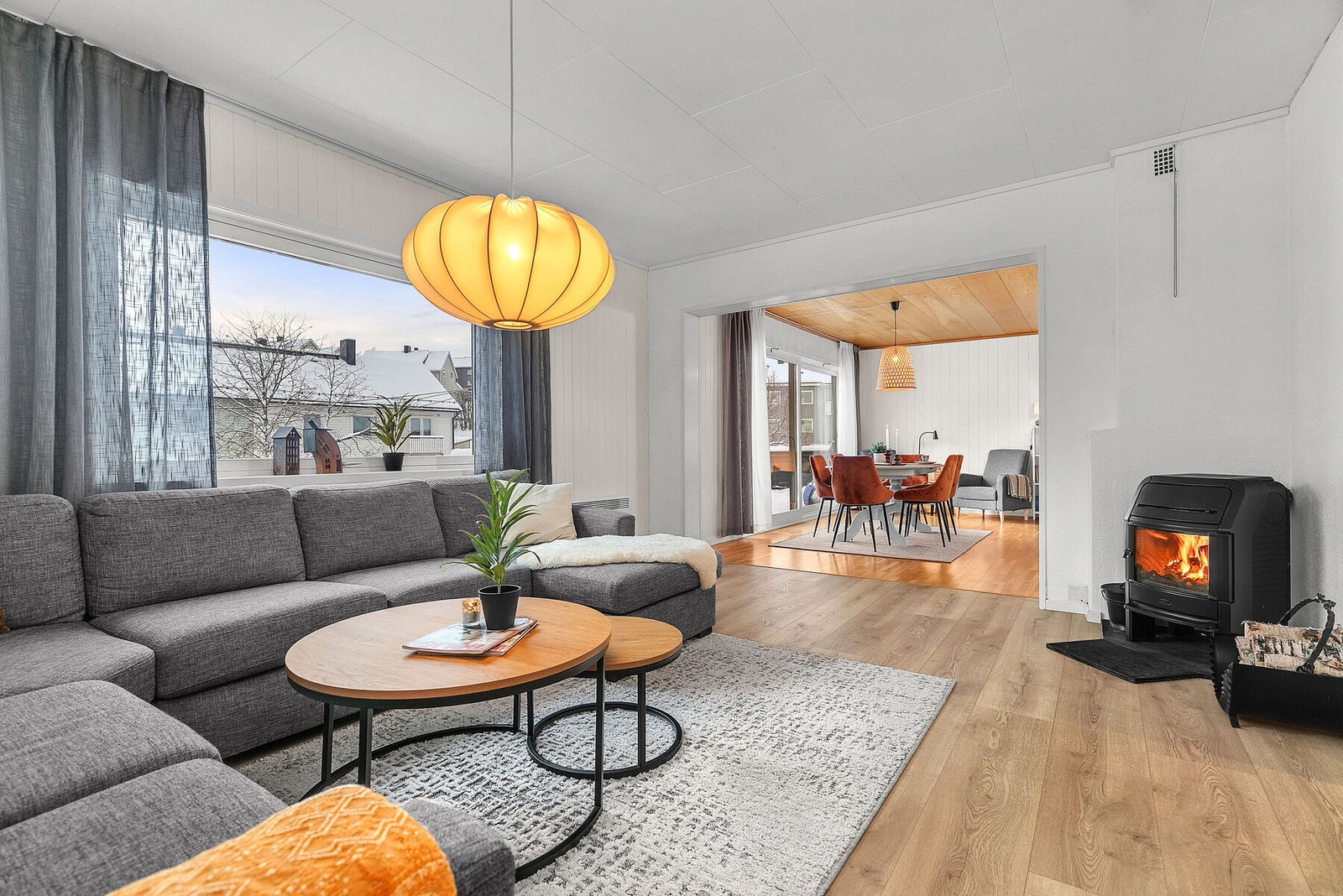 Store vinduer i stuen gir godt lys og fin utsikt mot fjellet Galleribilde