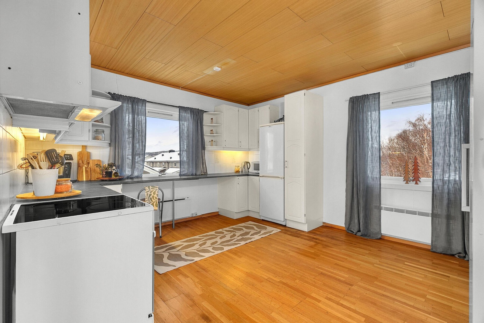 Romslig kjøkken med godt med benkeplass Galleribilde