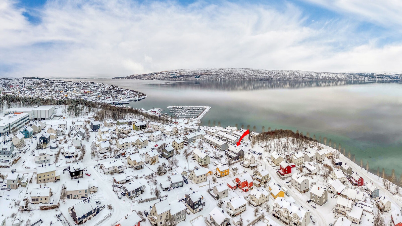 Boligen ligger fint til i Taraldsvik. Kort vei til småbåthavn, stranden, skoler og barnehage. Galleribilde