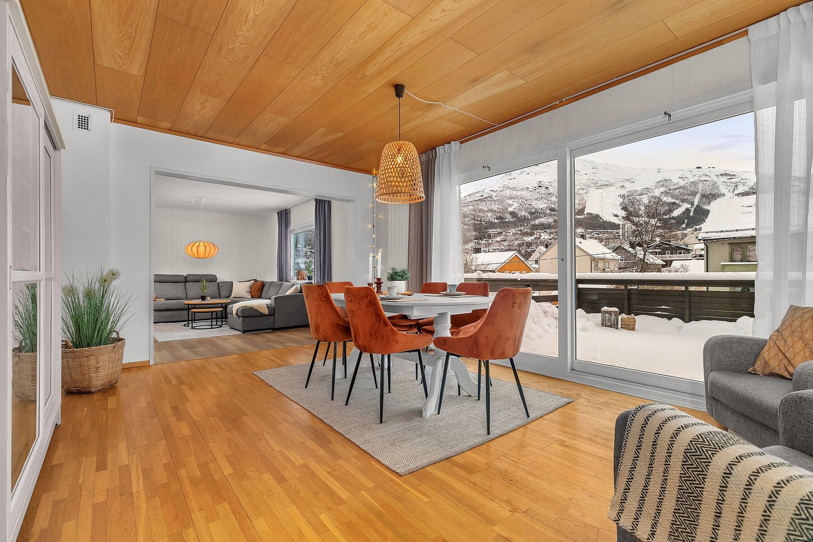 Romslig spisestue med utgang til solrik veranda. Galleribilde