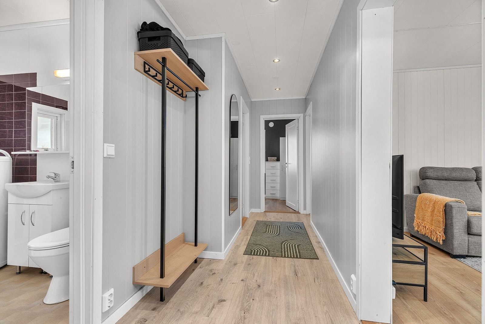 Pen og oppgradert gang med spotter i tak Galleribilde