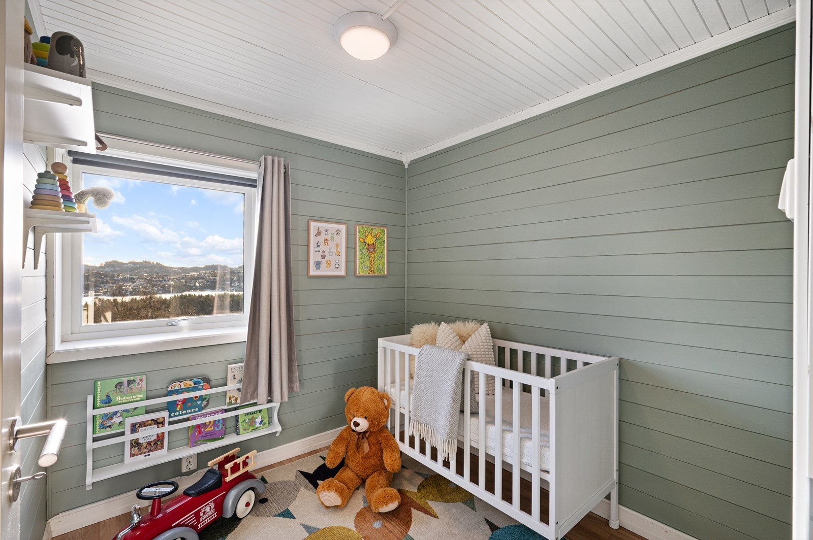 - Koselig barnerom som måler 5,8 m² - Galleribilde