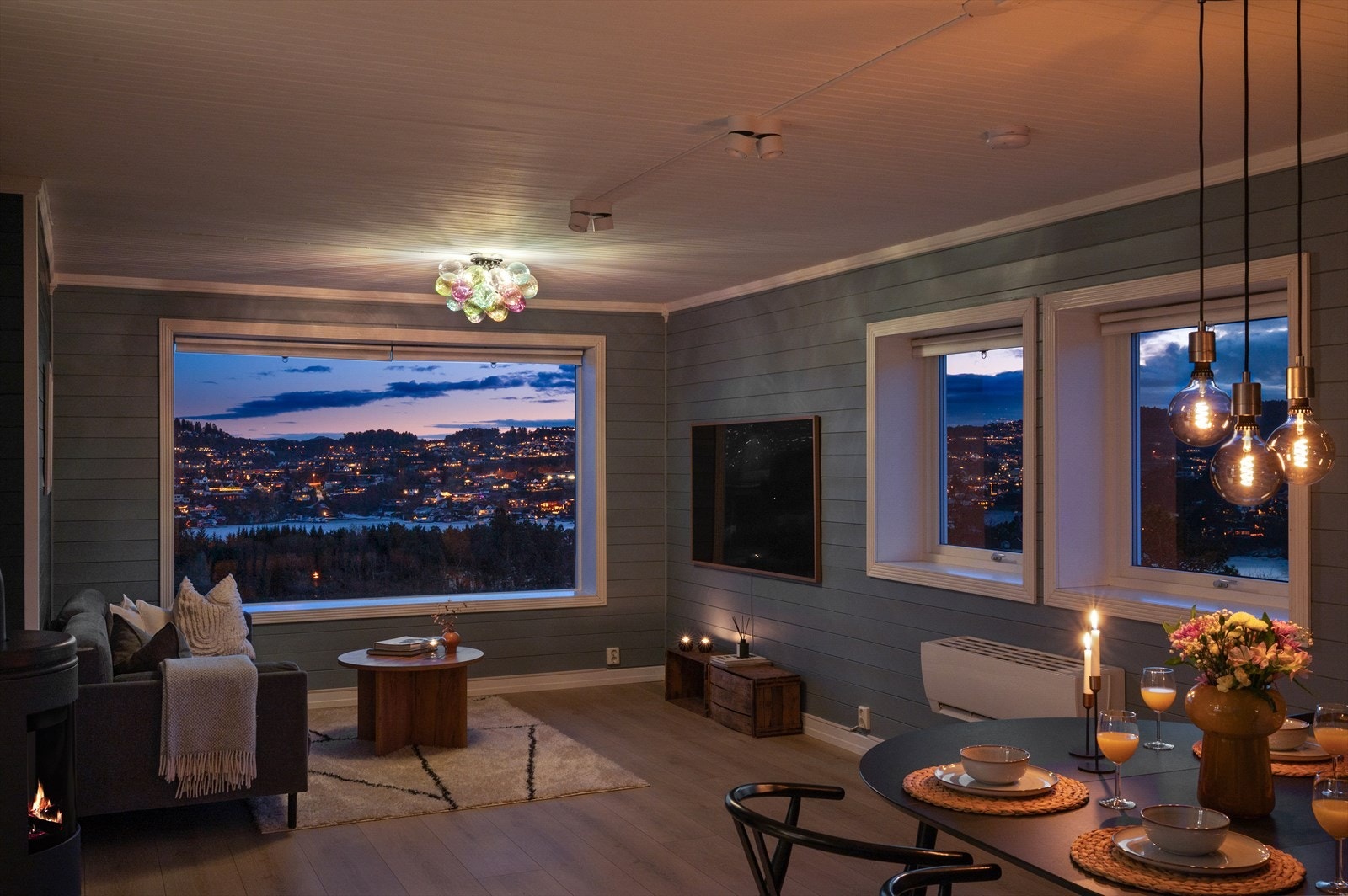 - Boligen har et internt bruksareal på 85m² og inneholder gang, stue, kjøkken, 3 soverom og bad. Galleribilde