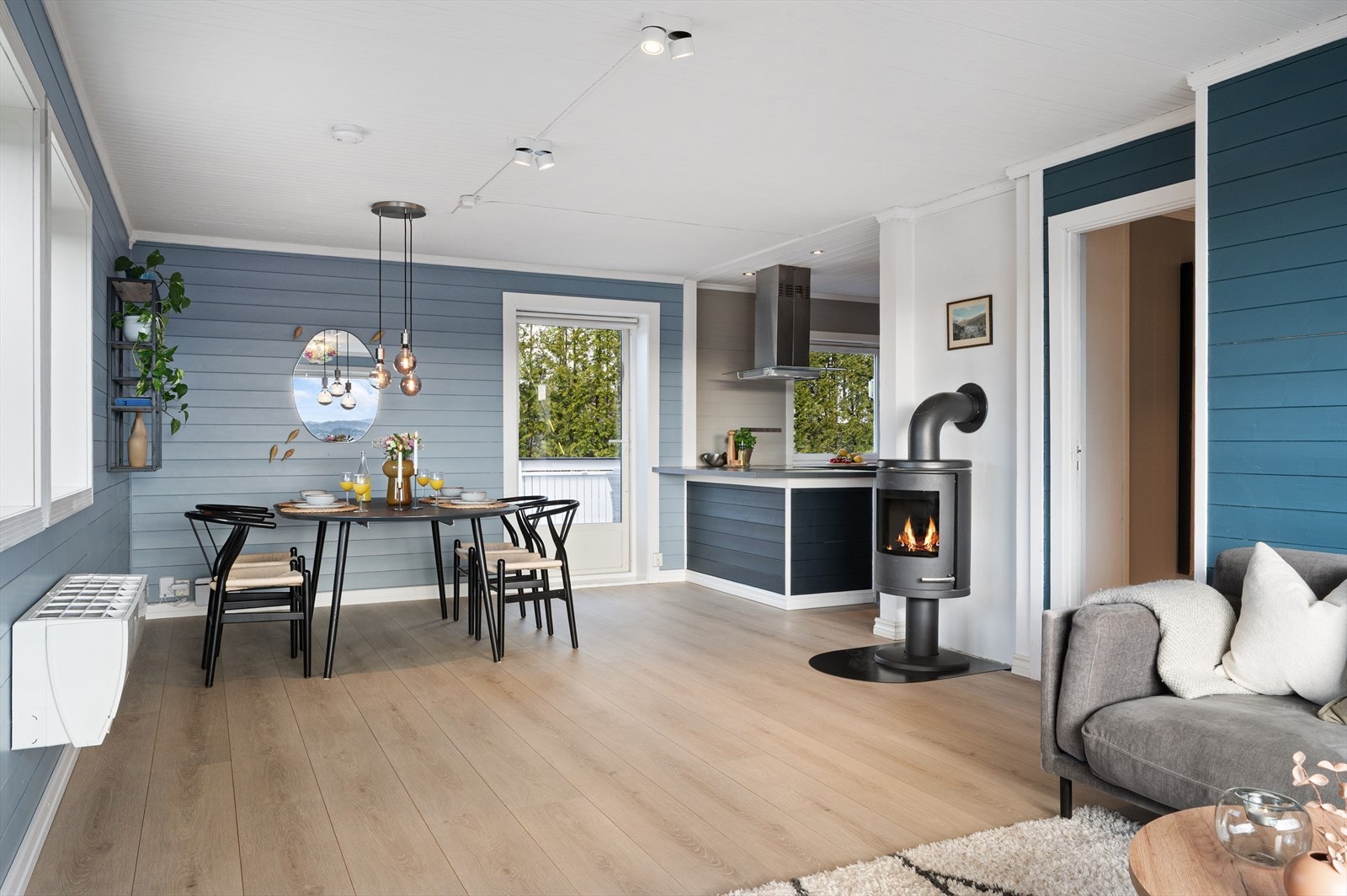 - Vedovnen varmer godt samtidig som den bidrar til lavere strømkostnader, og skaper en lun og koselig stemning - Galleribilde