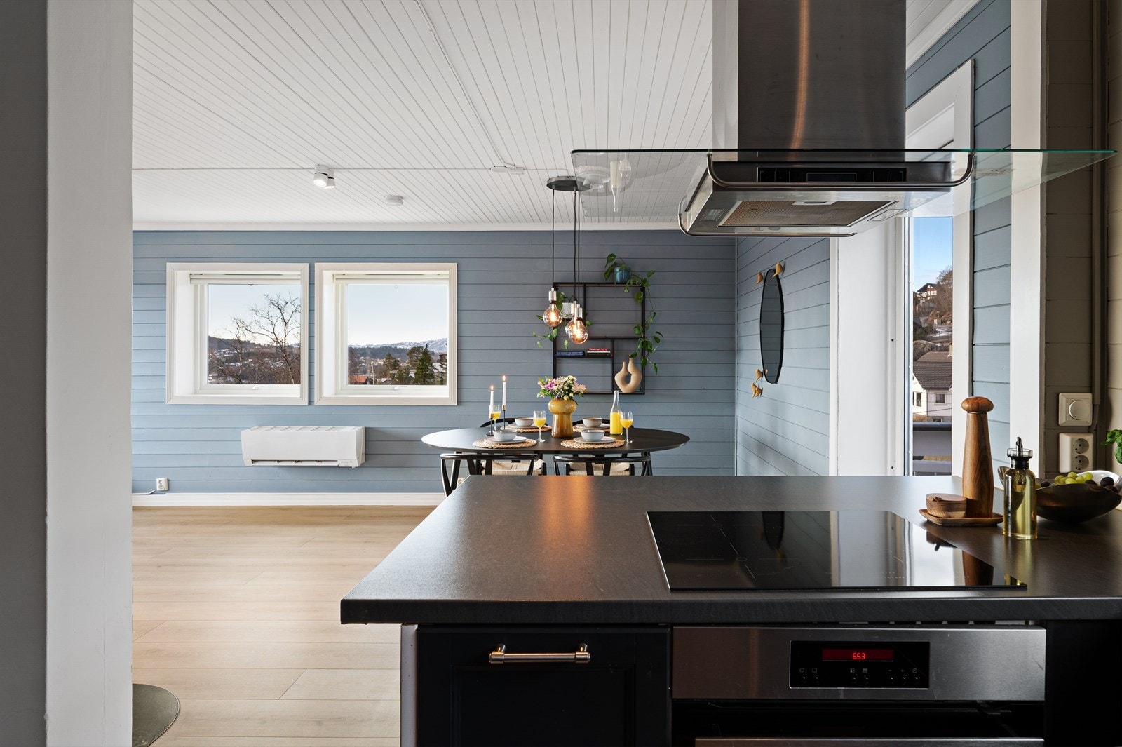 - Åpen og sosial sone mellom kjøkken og spisestue - perfekt for gode måltider og lange kvelder - Galleribilde