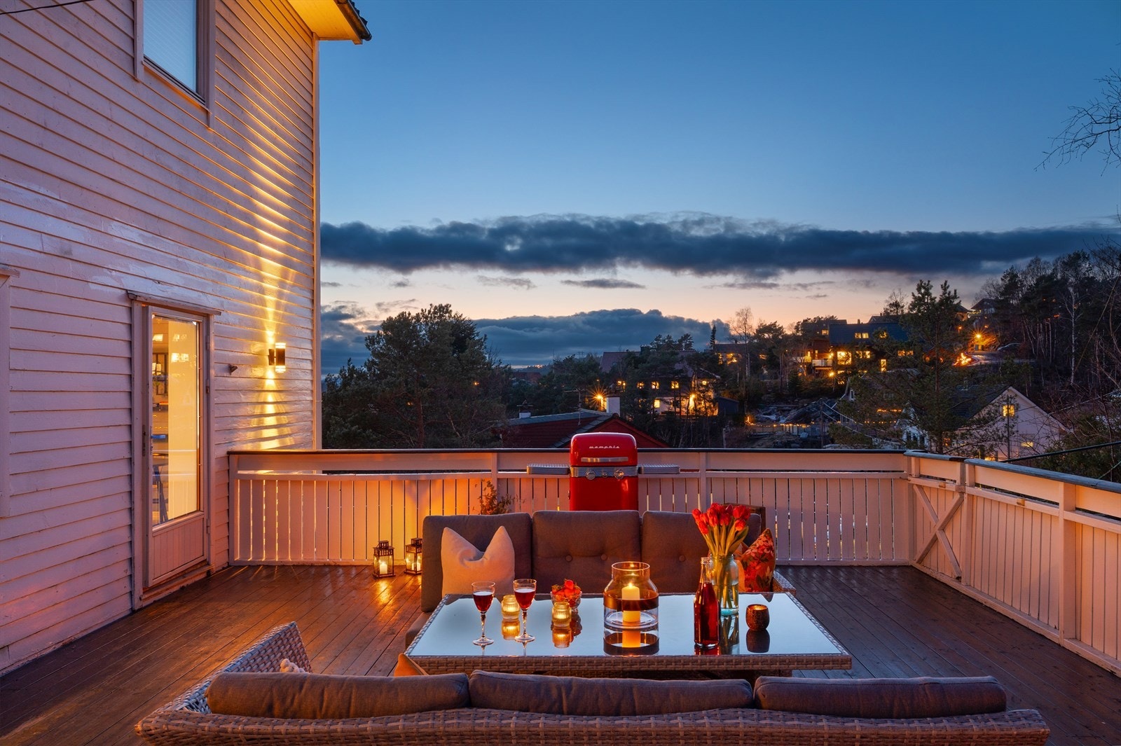 - Nyt kveldene ute på terrassen med god mat og venner - Galleribilde