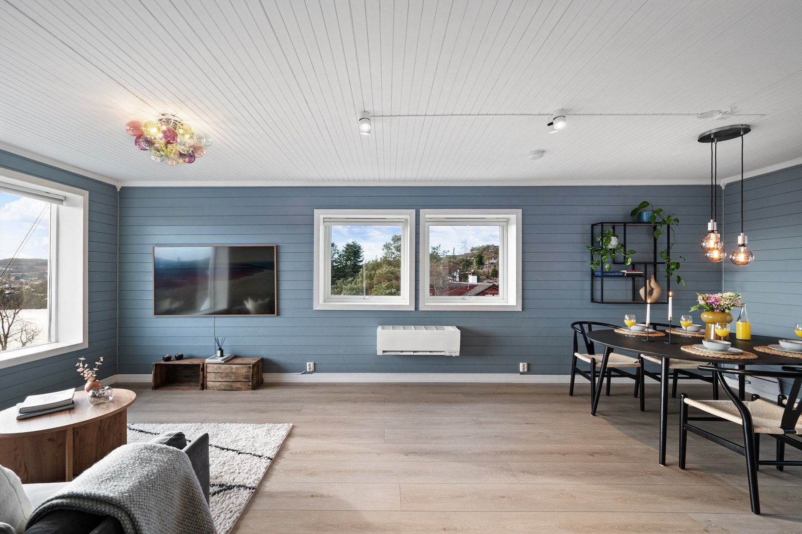 - Boligen varmes enkelt opp av varmepumpen i stuen som ble installert i 2020 - Galleribilde