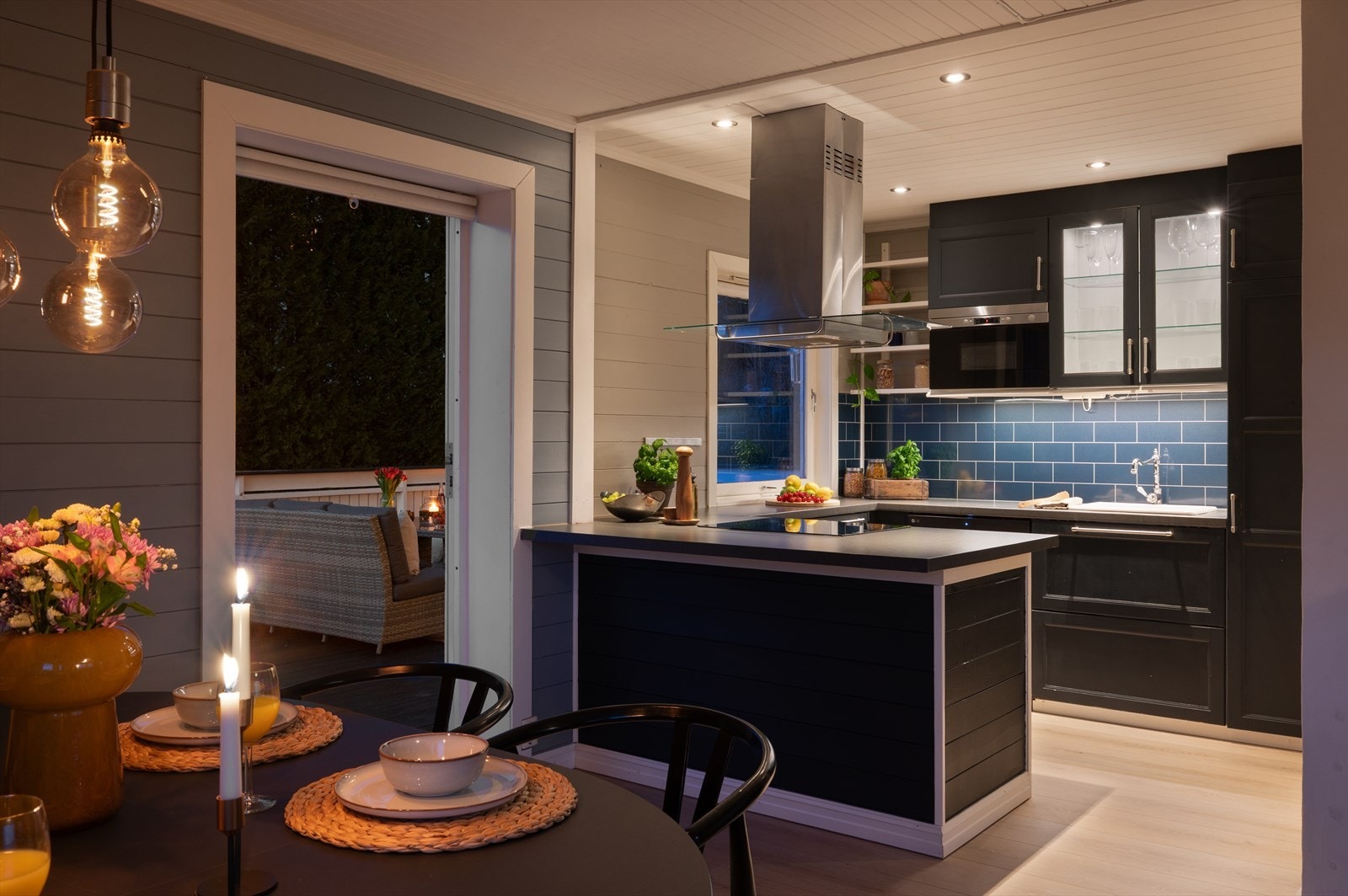 - Du har direkte utgang til den koselige uteplassen fra stuen som gir enda større bruksmuligheter - Galleribilde