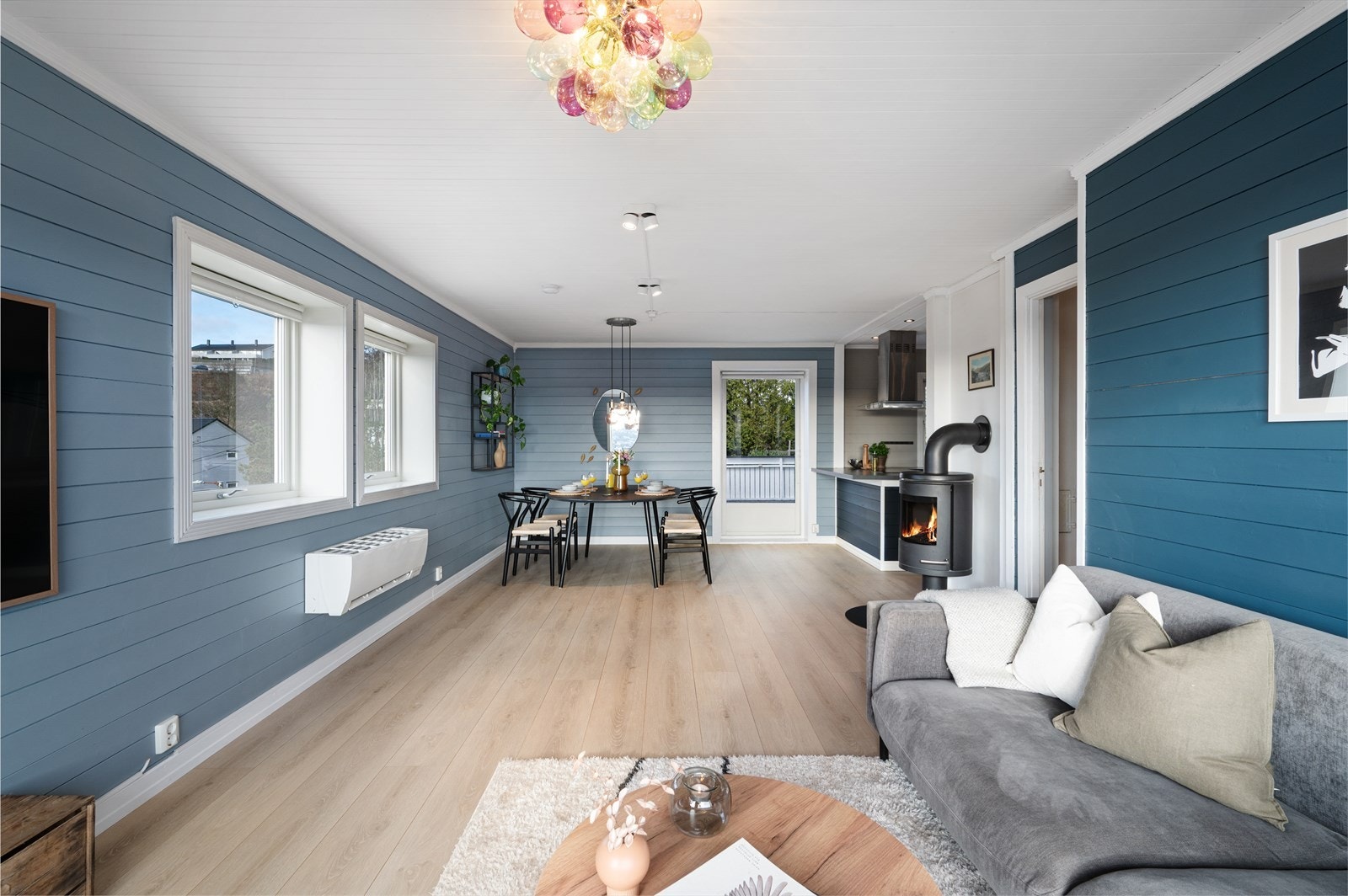 - Stue og kjøkken, som er hjemmets naturlige samlingspunkt, har en praktisk og sosial planløsning for hele familien - Galleribilde