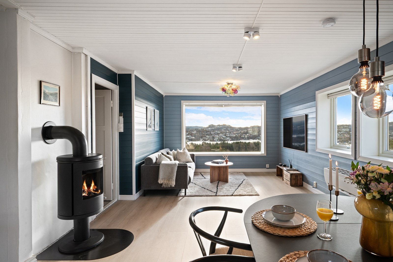 - De store vindusflatene gir rikelig med lys og en utsikt som virkelig kommer til sin rett - Galleribilde