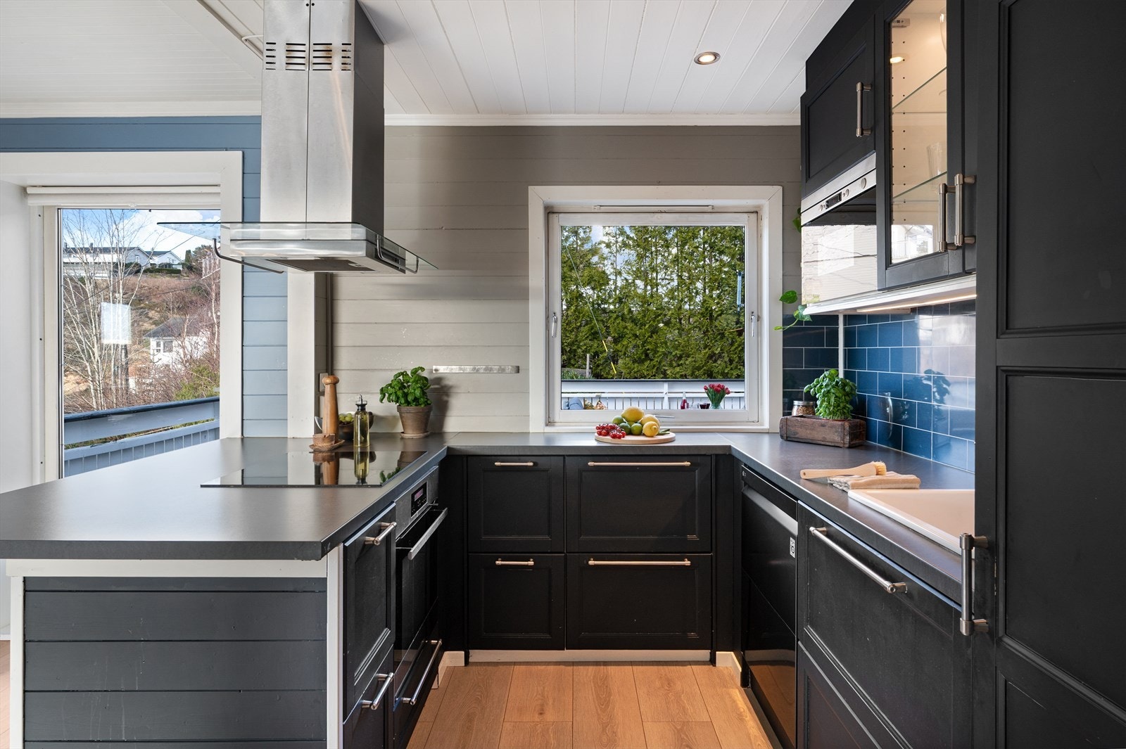 - Kjøkkenet har integrerte hvitevarer som platetopp, stekeovn, oppvaskmaskin, micro og kjøleskap til glede for nye eiere - Galleribilde