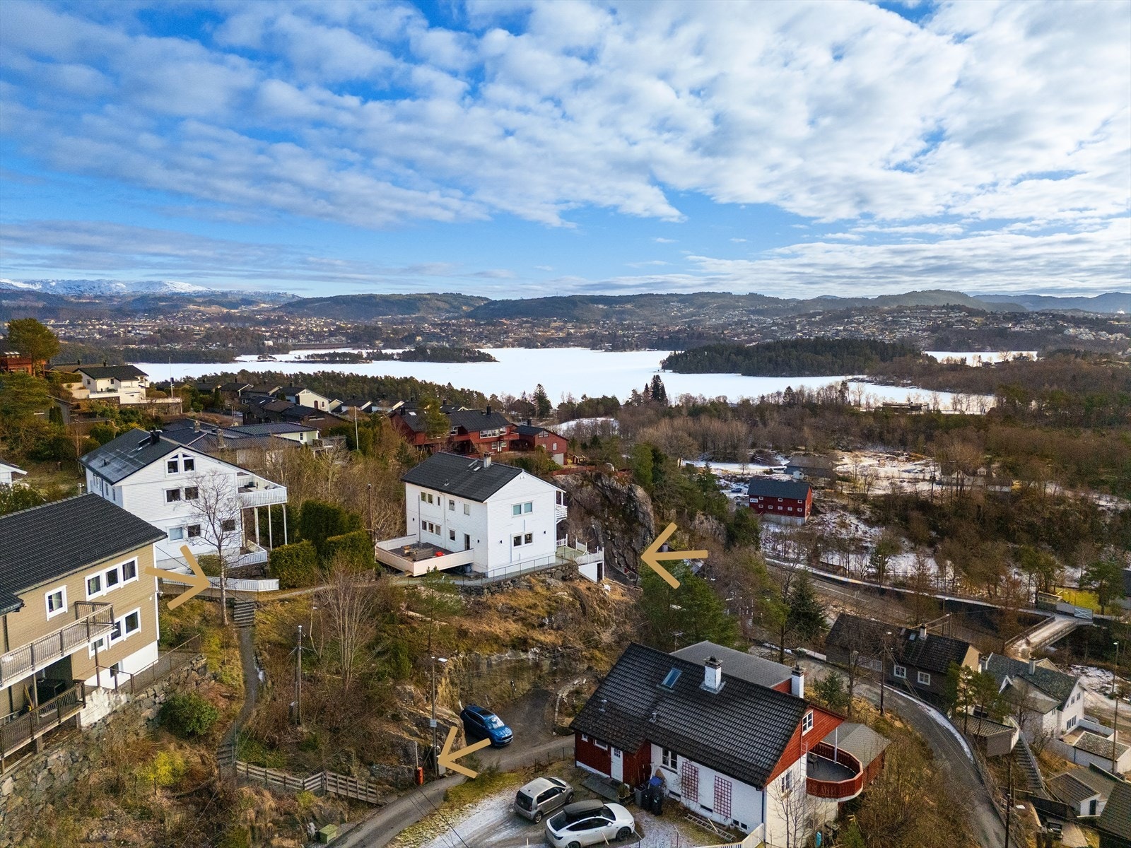 - Du har tre forskjellige tilkomster til boligen, to bak huset og en fra forsiden ( se piler) - Galleribilde