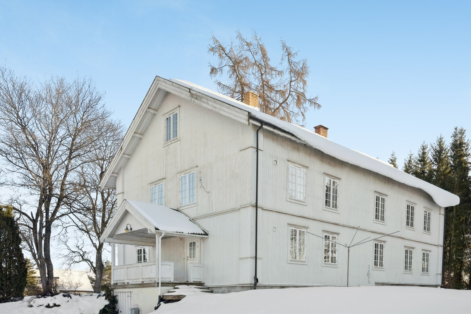 Hovedbygningen er en herskapelig, SEFRAK-registrert tømmerbygning med historisk preg fra 1700-tallet. Galleribilde