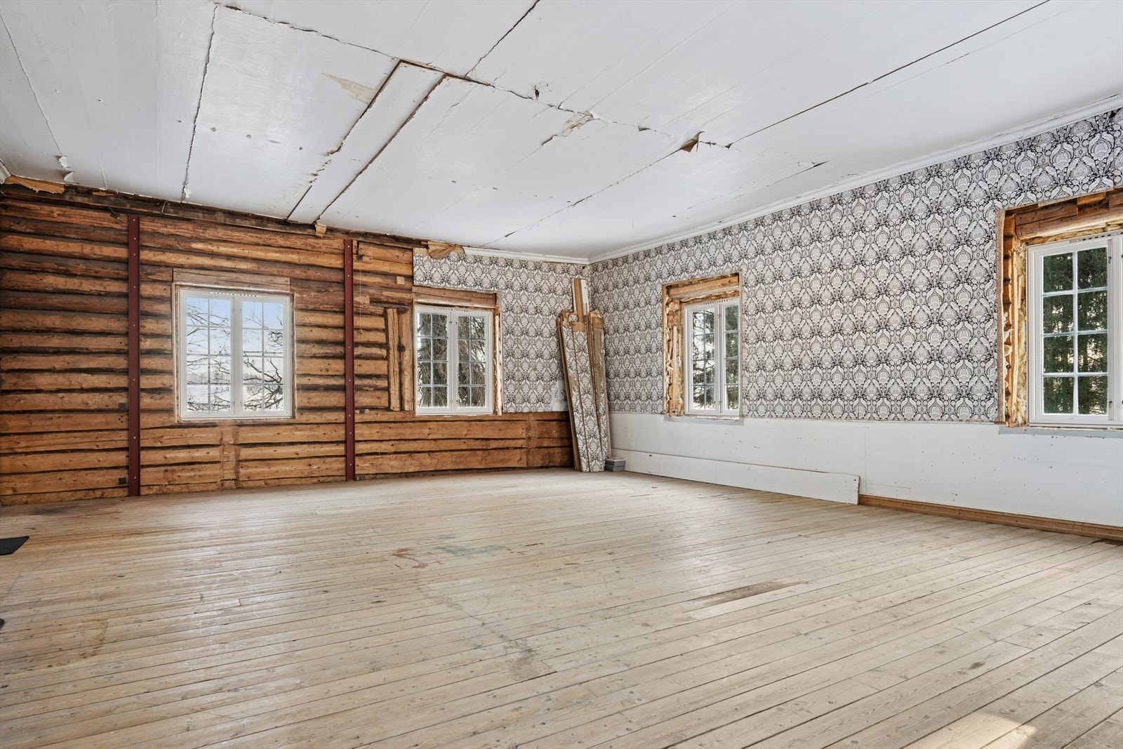 Den originale tømmerkonstruksjonen er synlig i deler av boligen og viser bygningens historiske karakter. Galleribilde