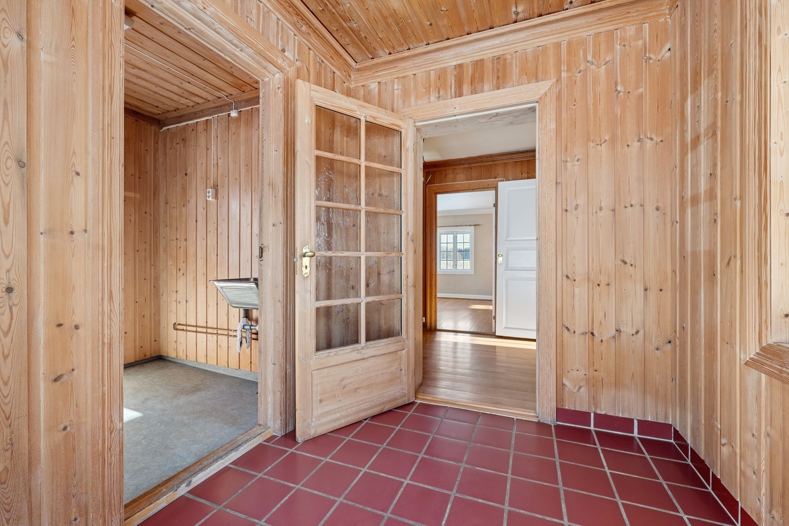 Fra gangen er det adkomst til praktisk vaskerom og toalettrom i første etasje. Galleribilde