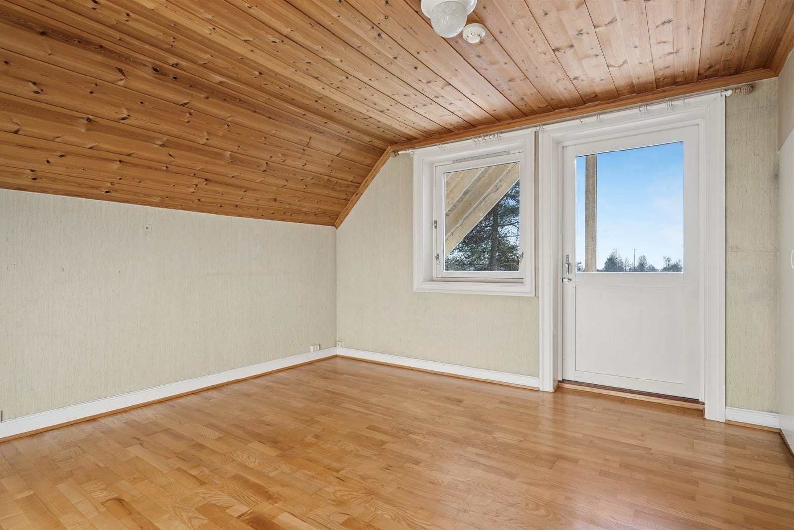 Et av soverommene i andre etasje, har direkte utgang til balkong. Galleribilde